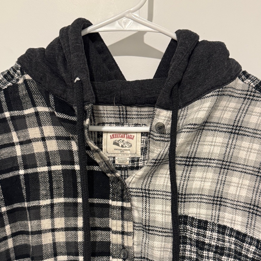 American Eagle Outfitters Black and White Plaid Hoodie Flannel Shirt - Picture 2 of 3